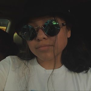 Meet your Posher, Seli